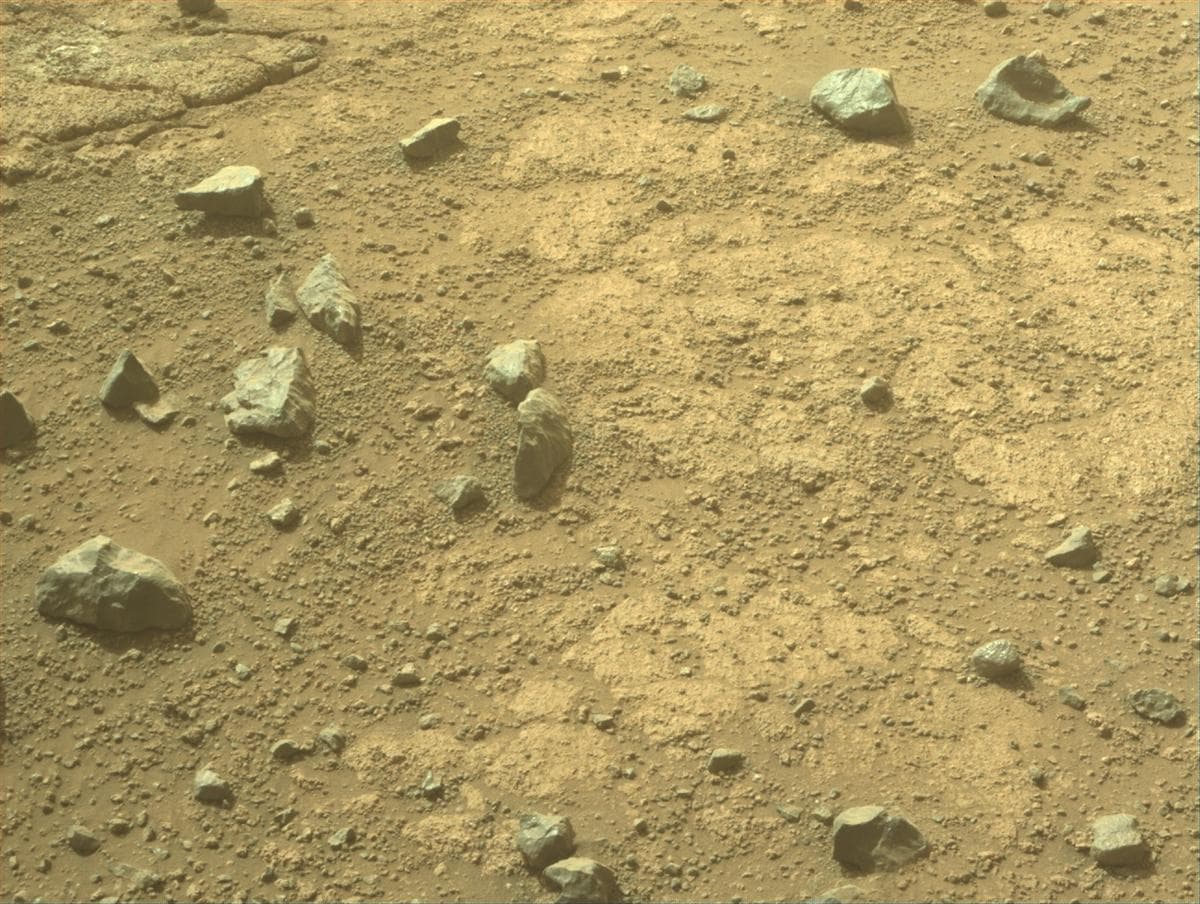 Foto de Marte da câmera FRONT_HAZCAM_RIGHT_A