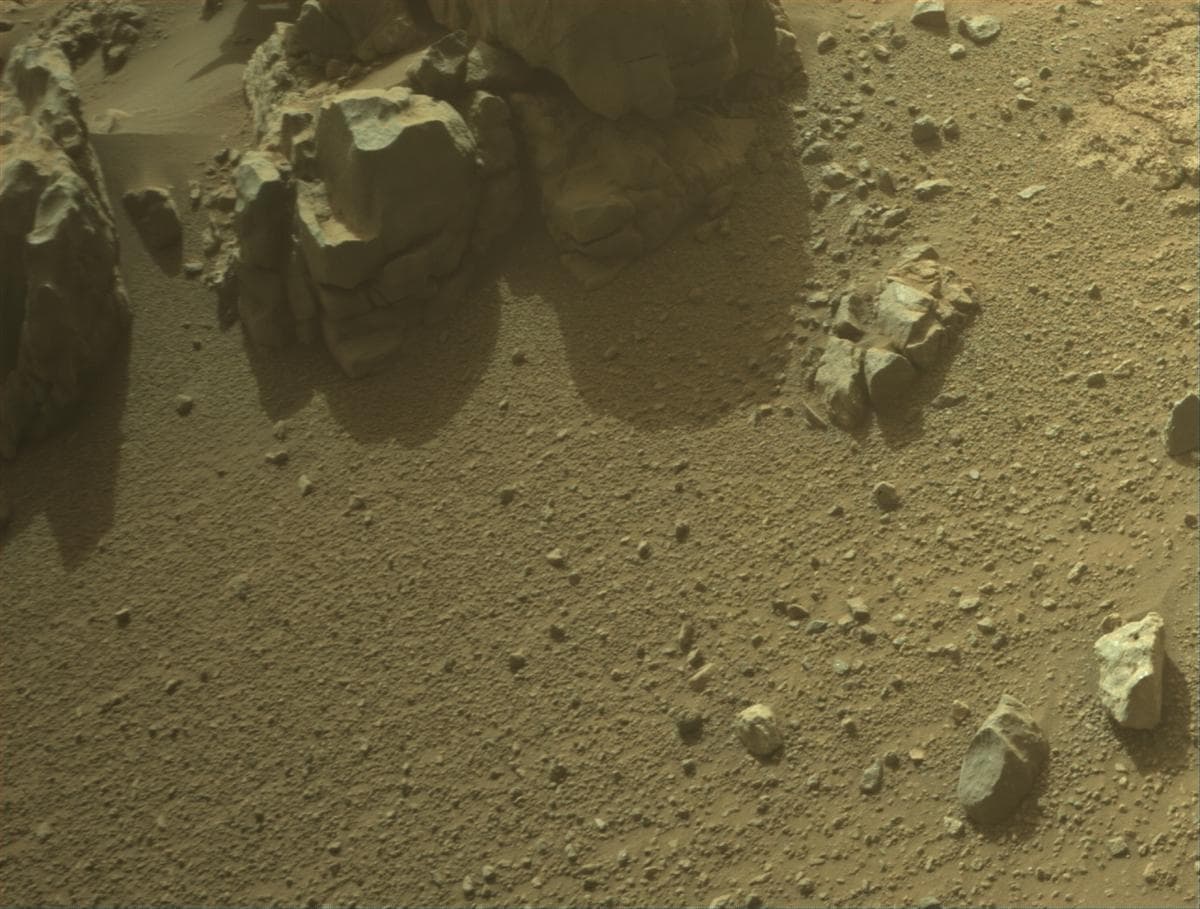 Foto de Marte da câmera FRONT_HAZCAM_RIGHT_A