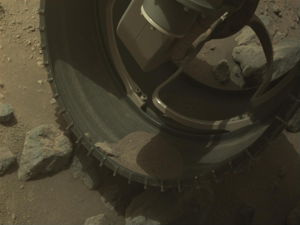 Foto de Marte da câmera FRONT_HAZCAM_RIGHT_A