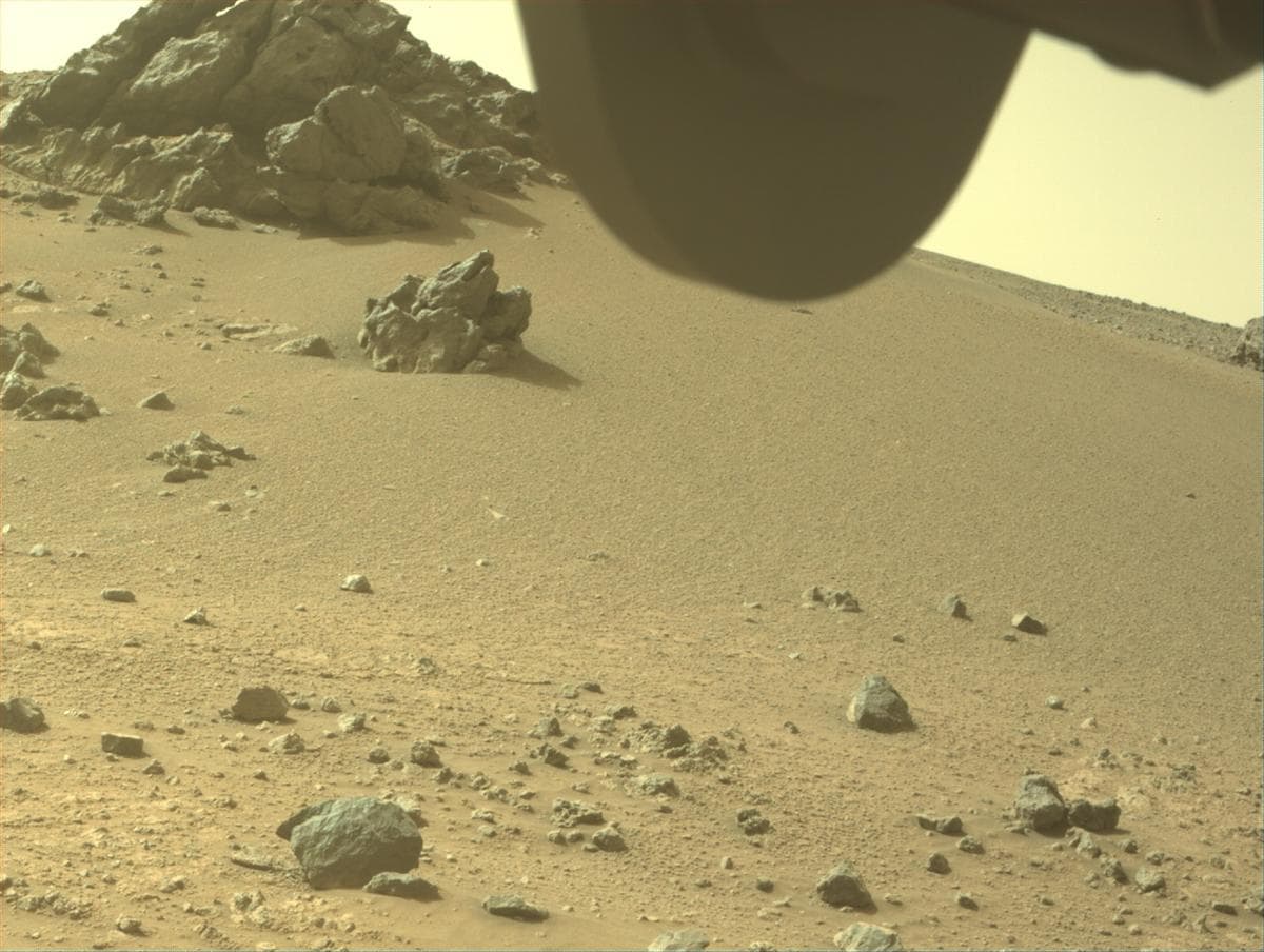 Foto de Marte da câmera FRONT_HAZCAM_RIGHT_A