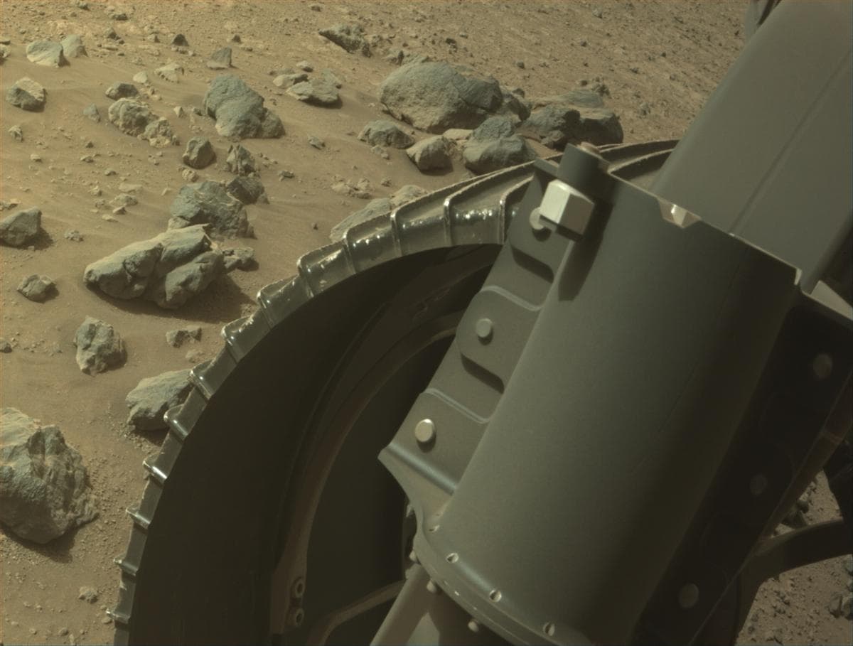 Foto de Marte da câmera FRONT_HAZCAM_RIGHT_A