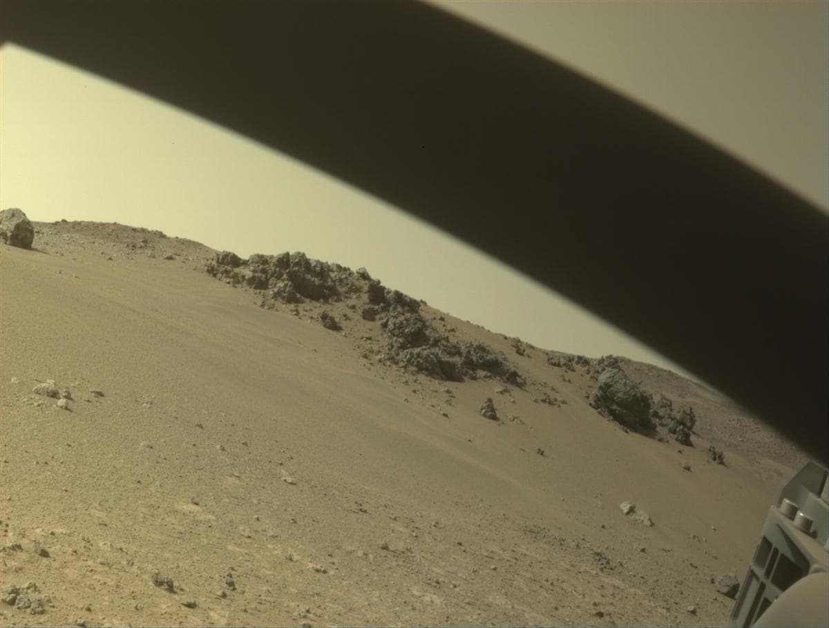 Foto de Marte da câmera FRONT_HAZCAM_RIGHT_A