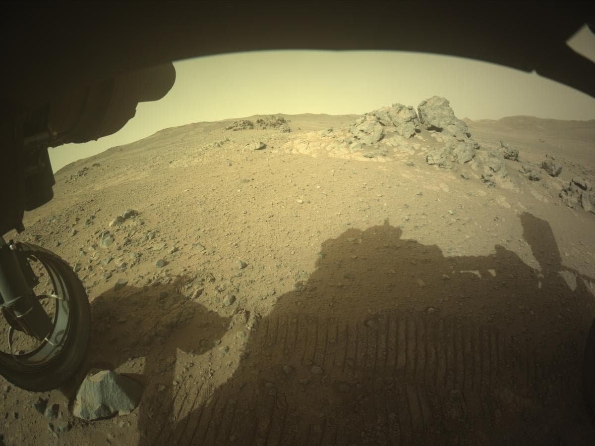 Foto de Marte da câmera FRONT_HAZCAM_LEFT_A