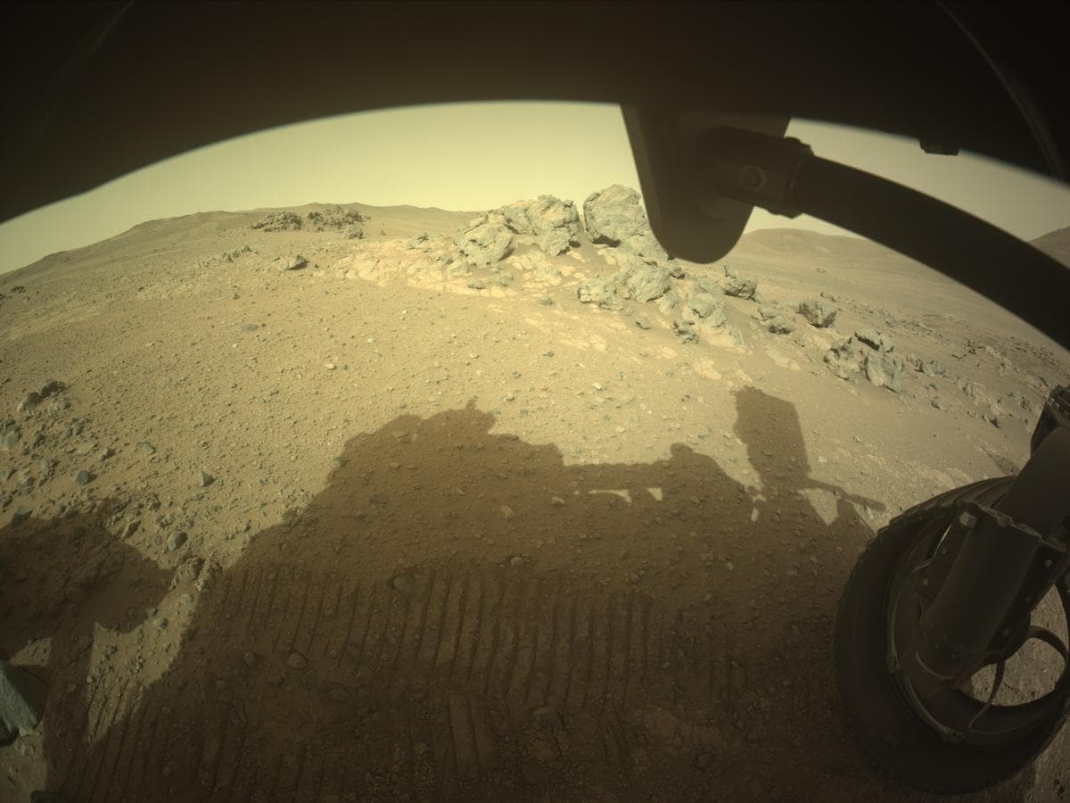 Foto de Marte da câmera FRONT_HAZCAM_RIGHT_A