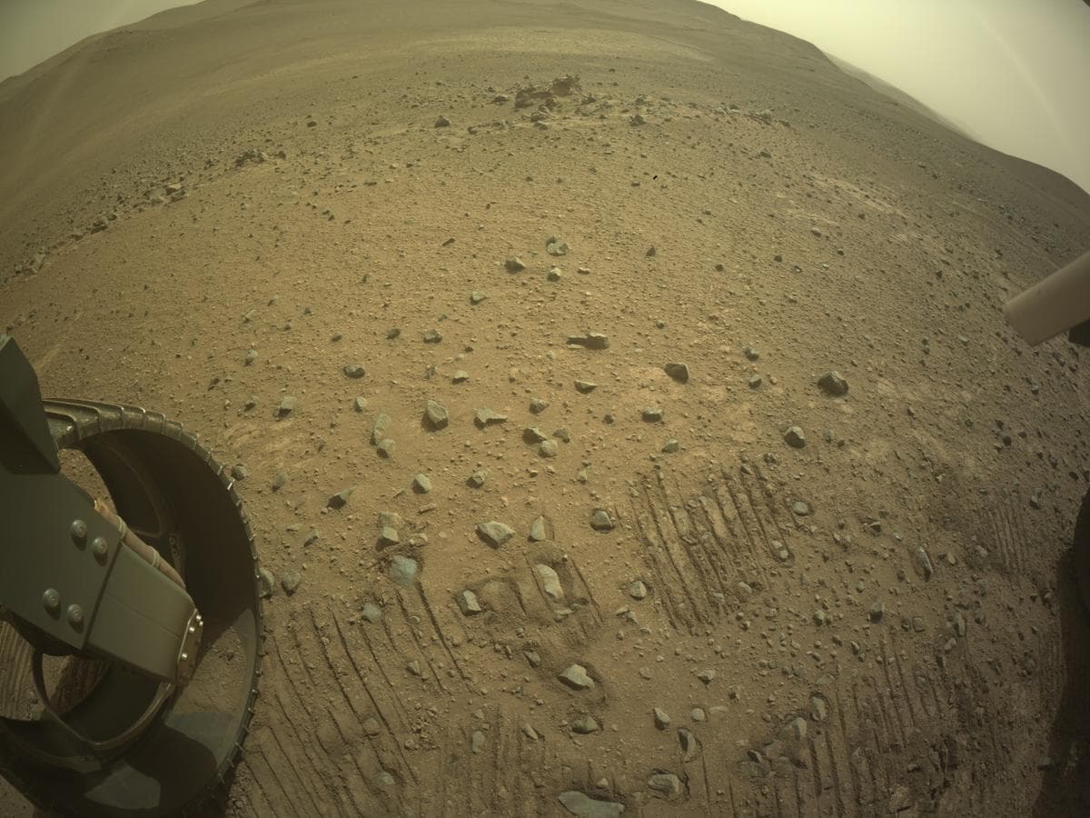 Foto de Marte da câmera REAR_HAZCAM_LEFT