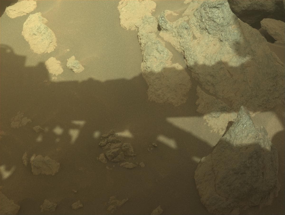 Foto de Marte da câmera FRONT_HAZCAM_LEFT_A