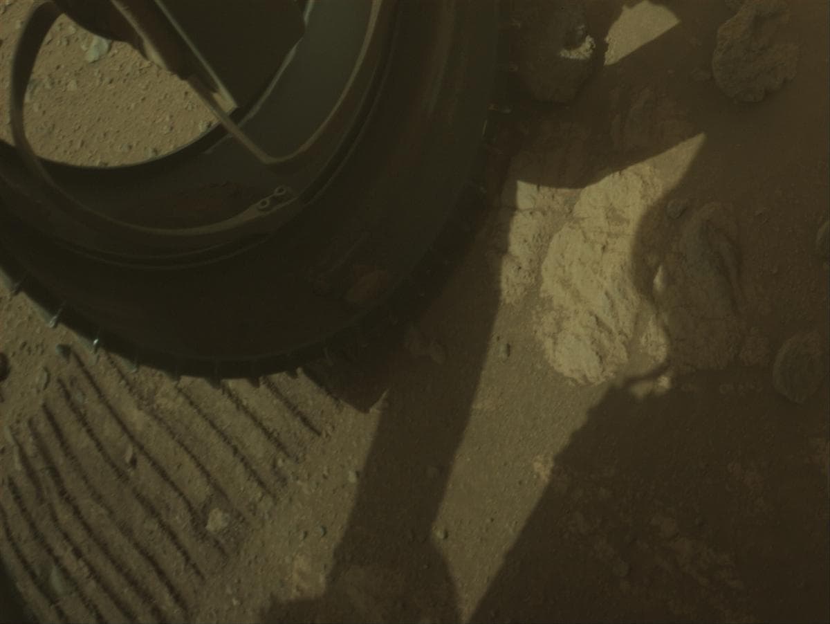 Foto de Marte da câmera FRONT_HAZCAM_LEFT_A