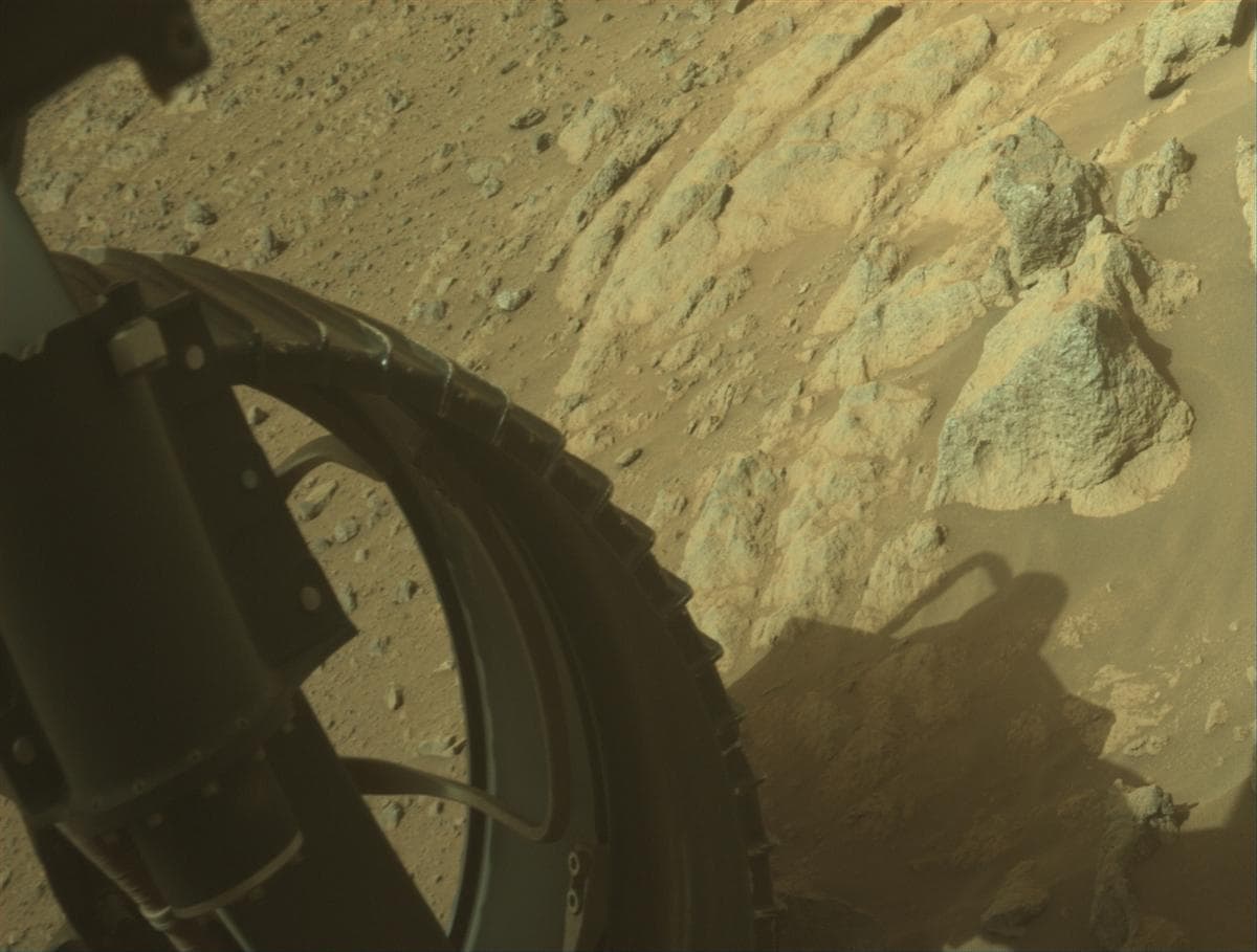 Foto de Marte da câmera FRONT_HAZCAM_LEFT_A