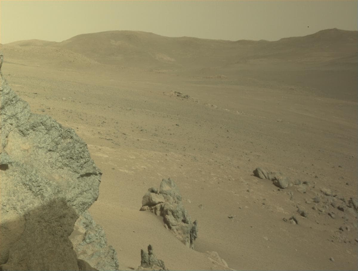Foto de Marte da câmera FRONT_HAZCAM_LEFT_A