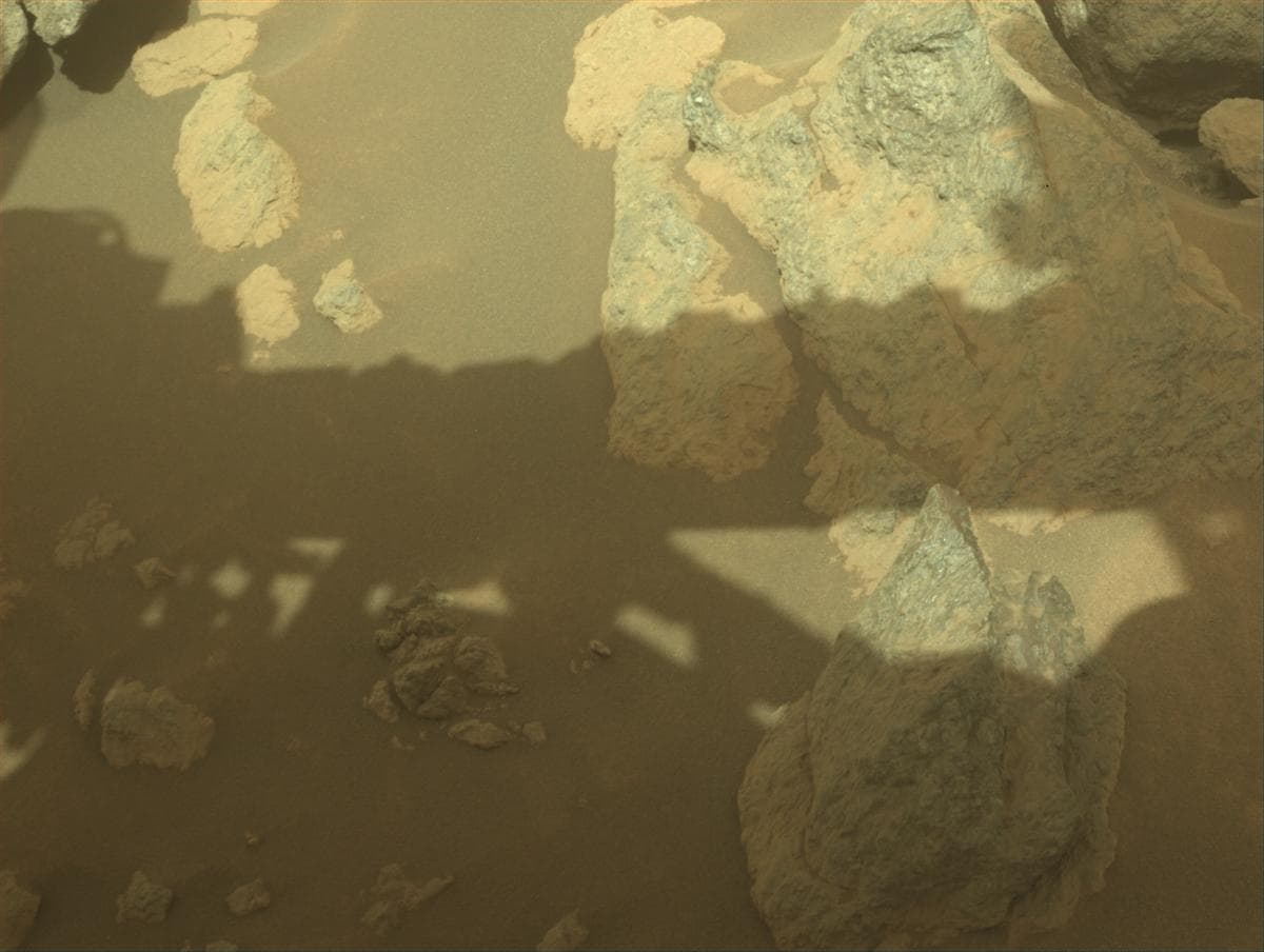 Foto de Marte da câmera FRONT_HAZCAM_RIGHT_A