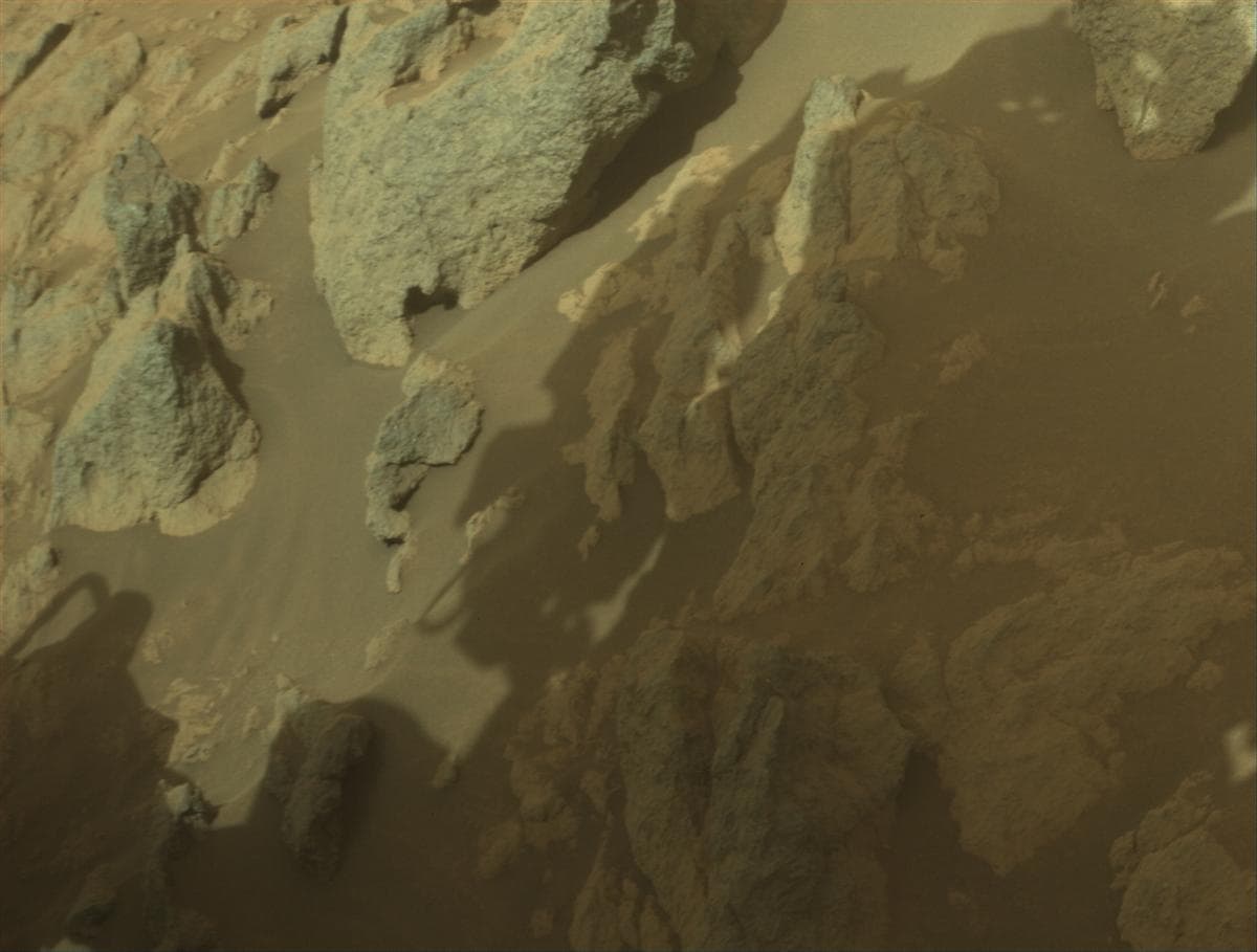 Foto de Marte da câmera FRONT_HAZCAM_RIGHT_A