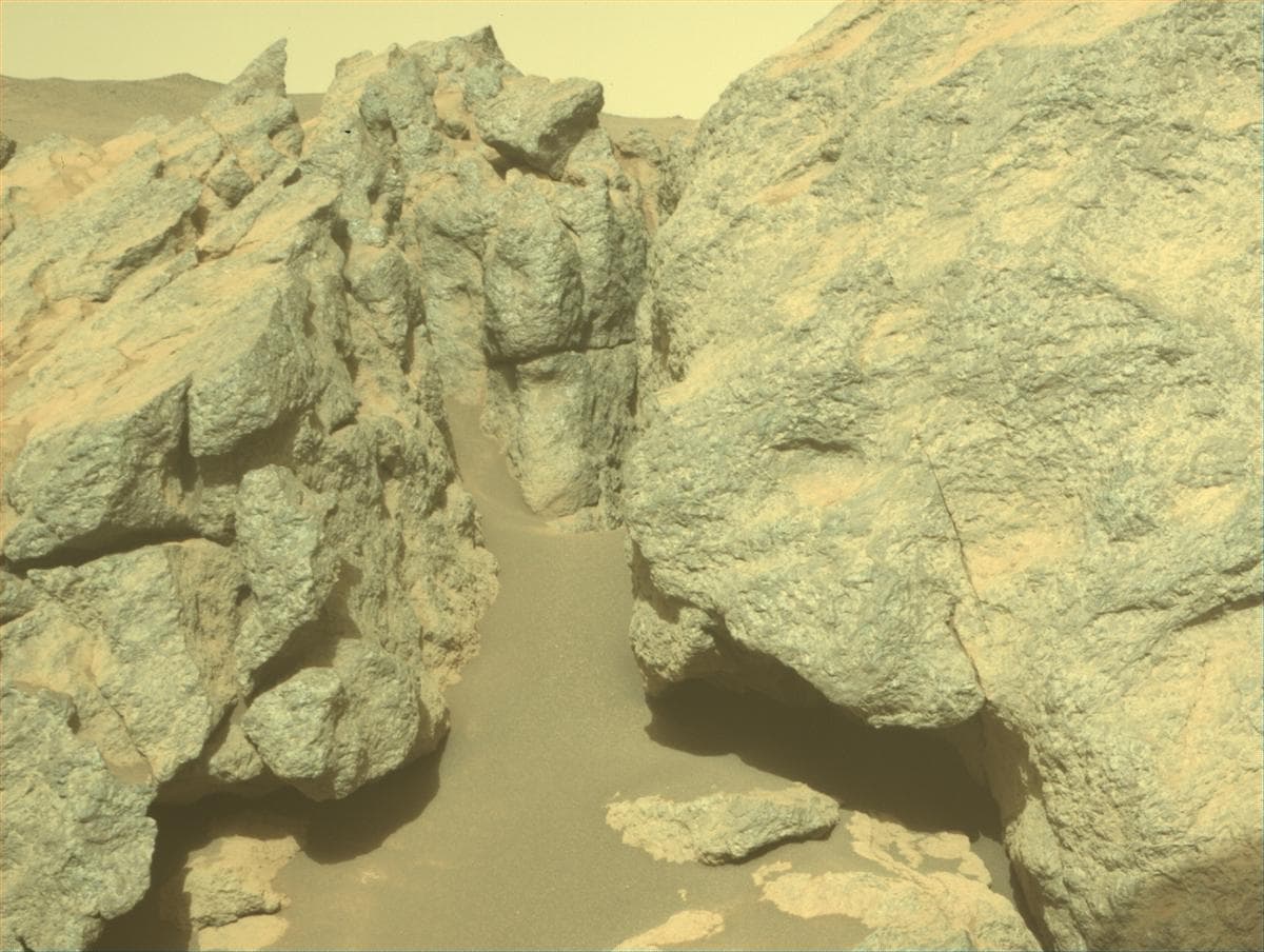 Foto de Marte da câmera FRONT_HAZCAM_RIGHT_A