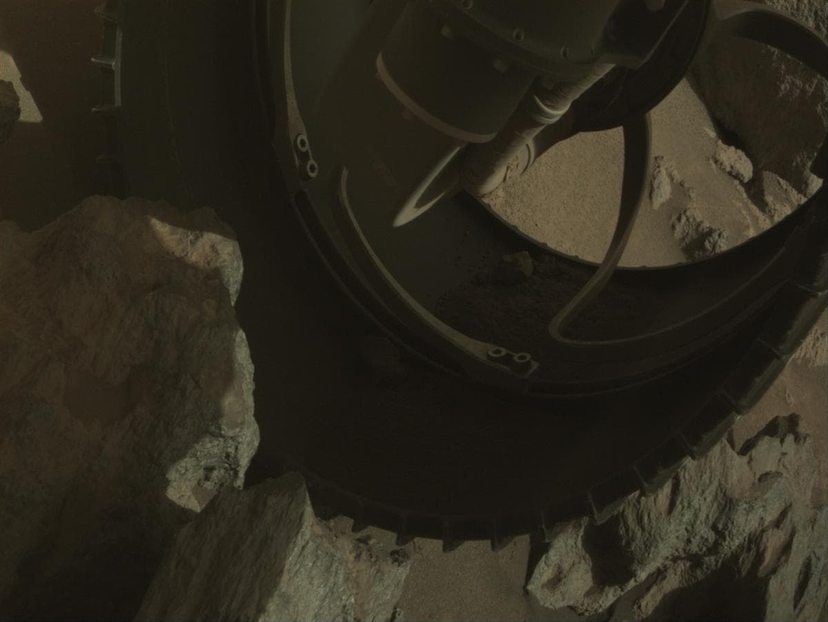 Foto de Marte da câmera FRONT_HAZCAM_RIGHT_A