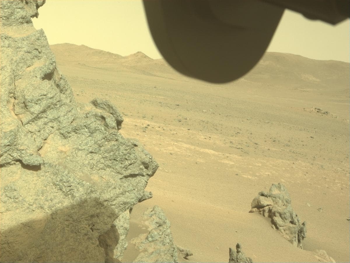Foto de Marte da câmera FRONT_HAZCAM_RIGHT_A
