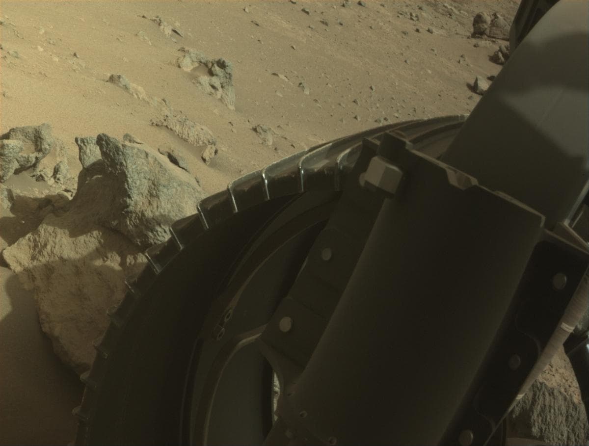 Foto de Marte da câmera FRONT_HAZCAM_RIGHT_A