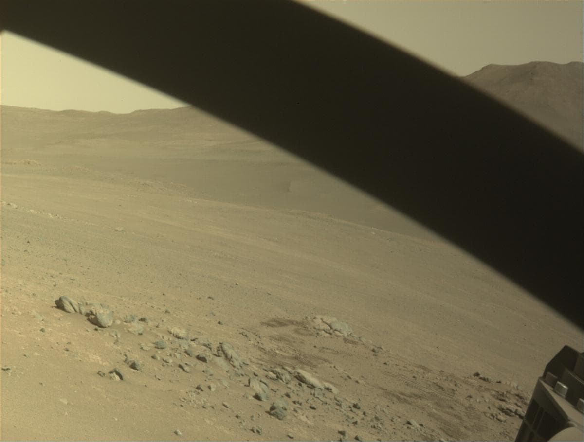 Foto de Marte da câmera FRONT_HAZCAM_RIGHT_A