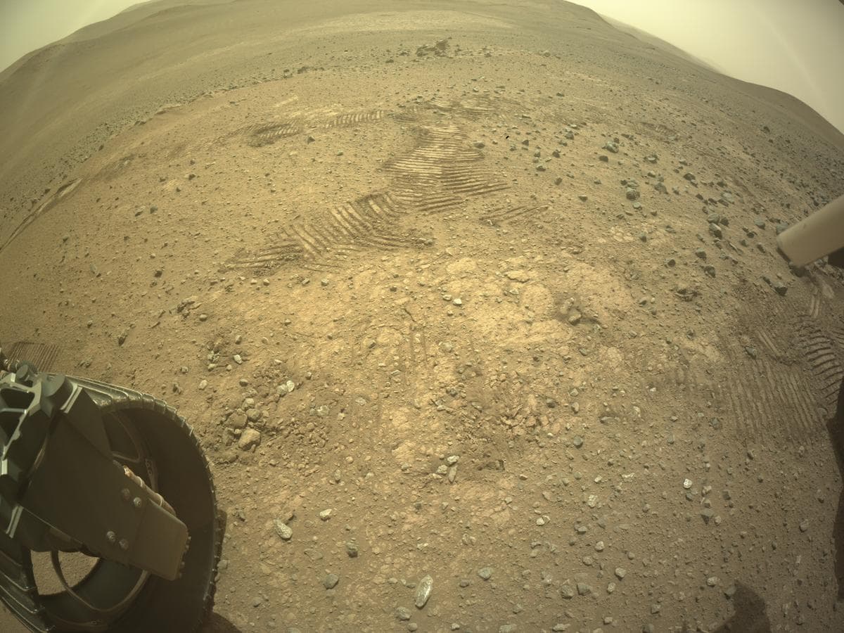 Foto de Marte da câmera REAR_HAZCAM_LEFT