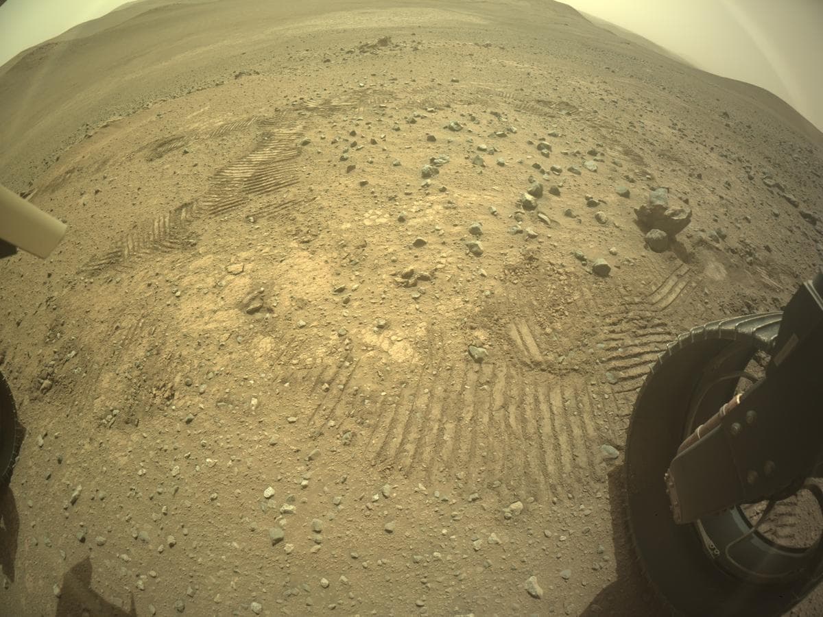 Foto de Marte da câmera REAR_HAZCAM_RIGHT