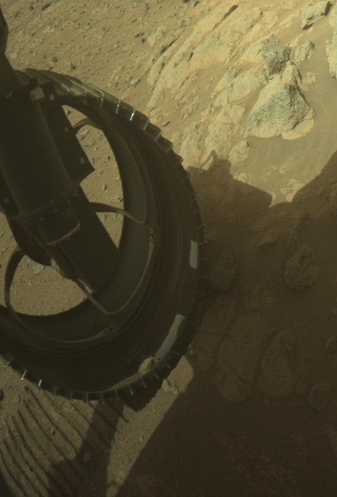 Foto de Marte da câmera FRONT_HAZCAM_LEFT_A