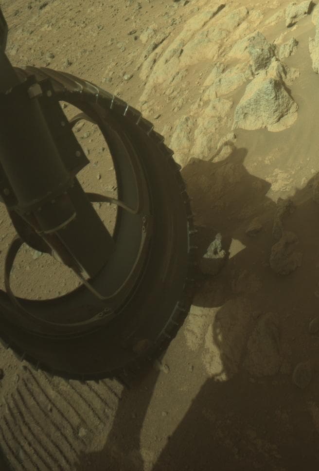 Foto de Marte da câmera FRONT_HAZCAM_LEFT_A