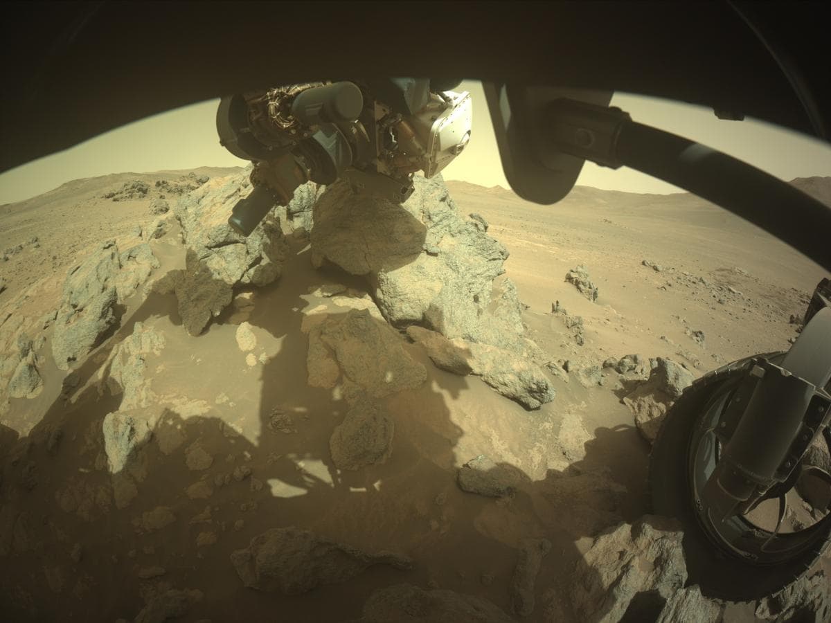 Foto de Marte da câmera FRONT_HAZCAM_RIGHT_A