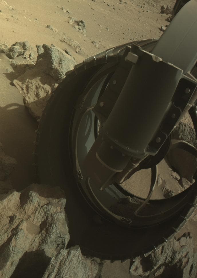Foto de Marte da câmera FRONT_HAZCAM_RIGHT_A