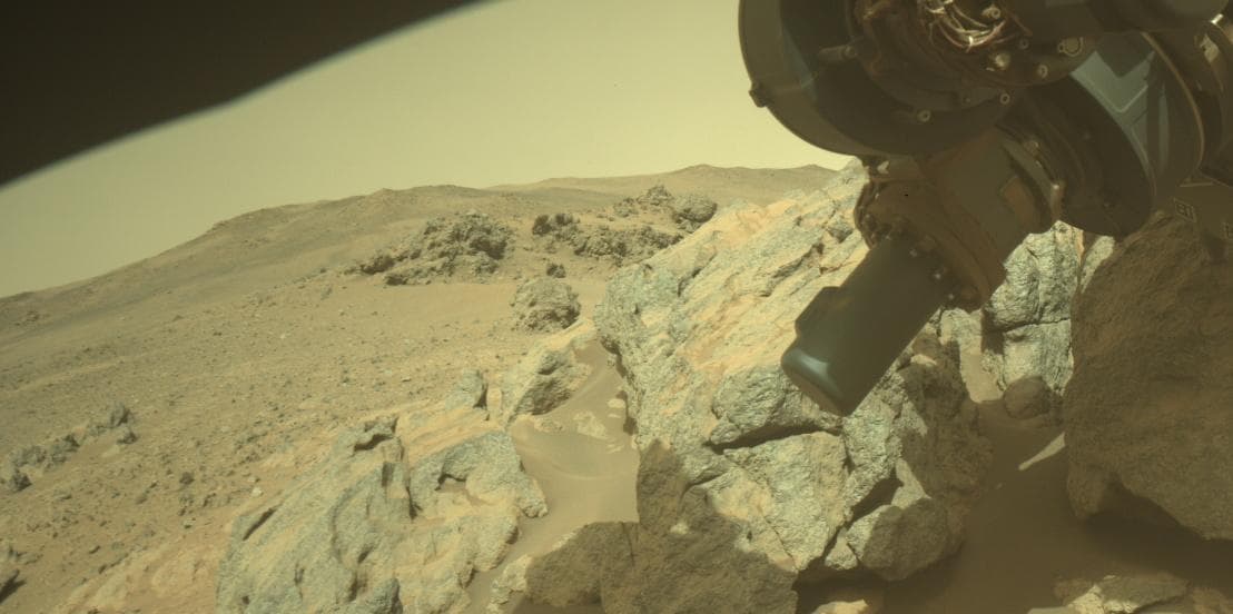 Foto de Marte da câmera FRONT_HAZCAM_RIGHT_A