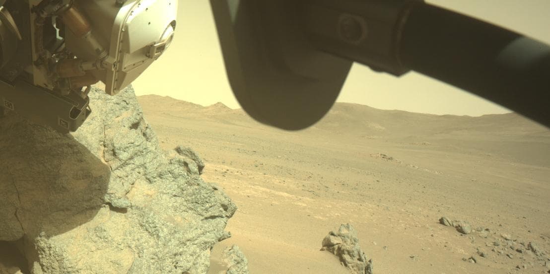 Foto de Marte da câmera FRONT_HAZCAM_RIGHT_A