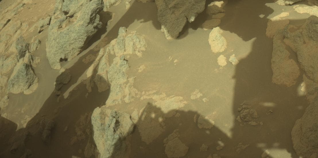 Foto de Marte da câmera FRONT_HAZCAM_RIGHT_A