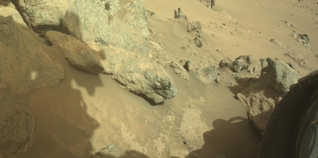Foto de Marte da câmera FRONT_HAZCAM_RIGHT_A