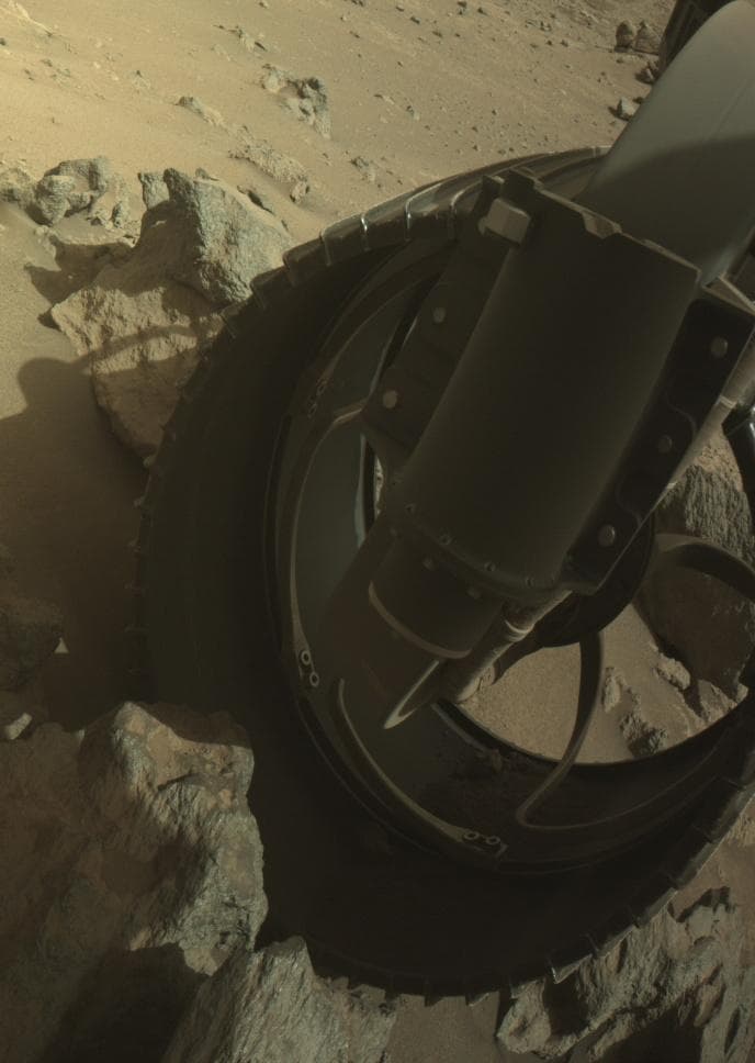 Foto de Marte da câmera FRONT_HAZCAM_RIGHT_A