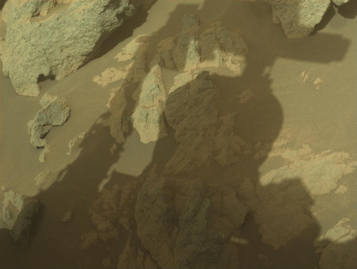 Foto de Marte da câmera FRONT_HAZCAM_LEFT_A