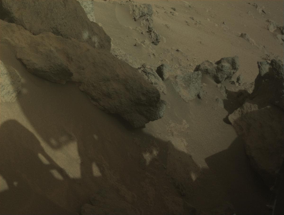 Foto de Marte da câmera FRONT_HAZCAM_LEFT_A