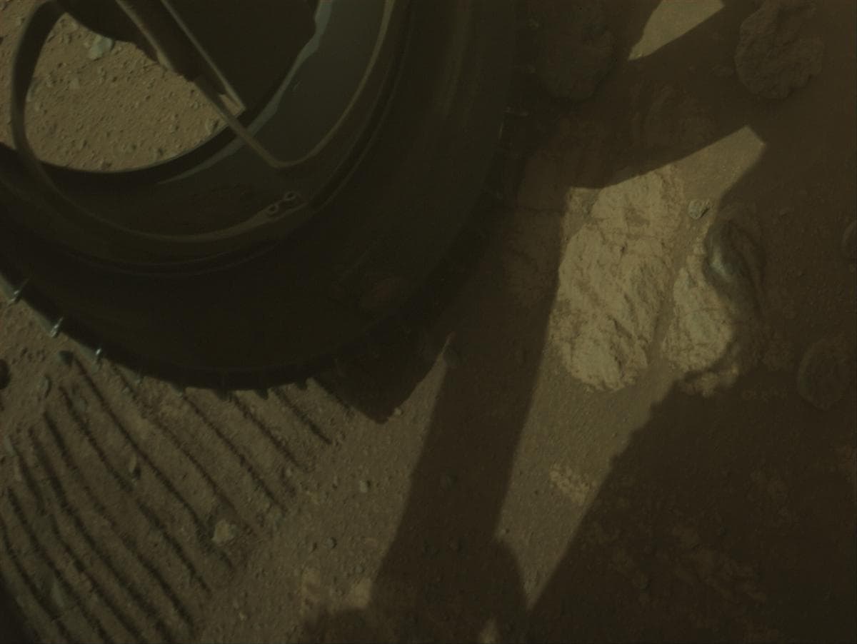 Foto de Marte da câmera FRONT_HAZCAM_LEFT_A