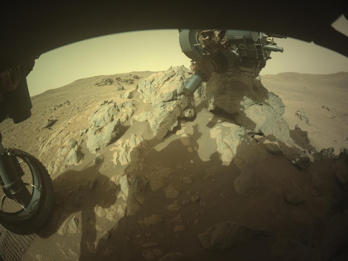 Foto de Marte da câmera FRONT_HAZCAM_LEFT_A