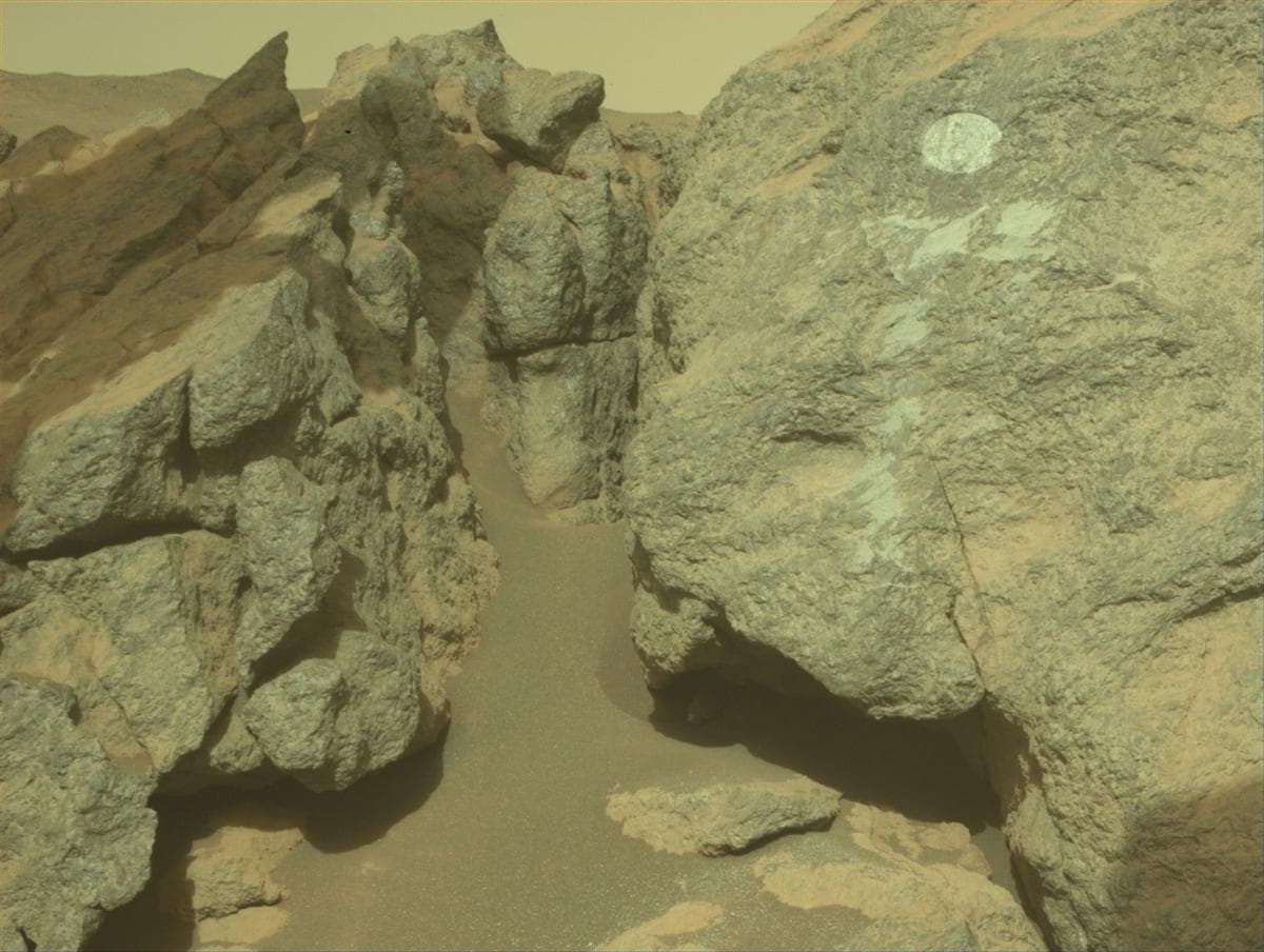 Foto de Marte da câmera FRONT_HAZCAM_RIGHT_A