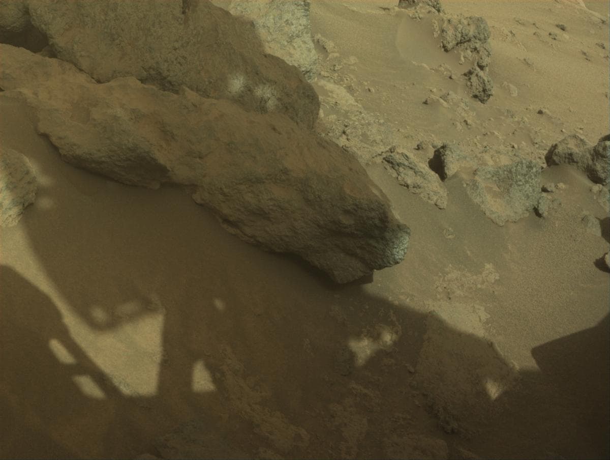 Foto de Marte da câmera FRONT_HAZCAM_RIGHT_A