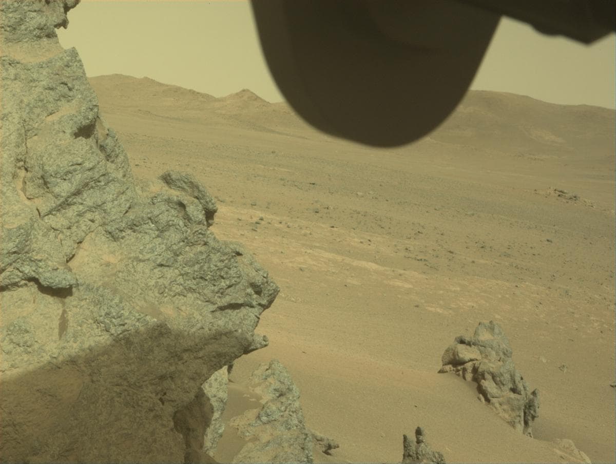 Foto de Marte da câmera FRONT_HAZCAM_RIGHT_A