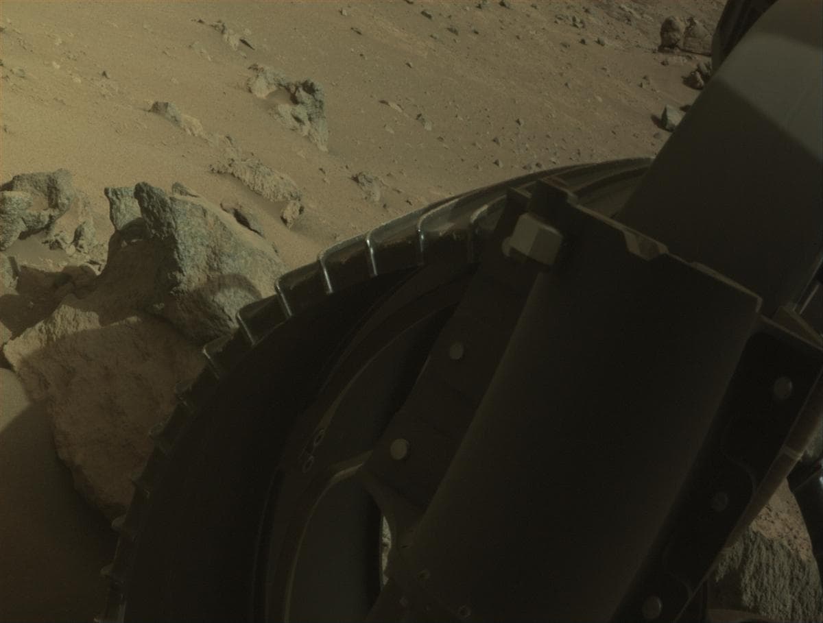 Foto de Marte da câmera FRONT_HAZCAM_RIGHT_A