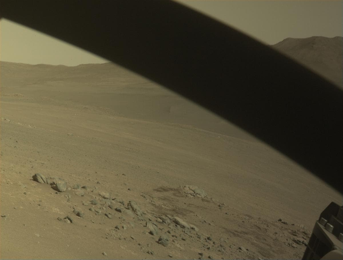 Foto de Marte da câmera FRONT_HAZCAM_RIGHT_A