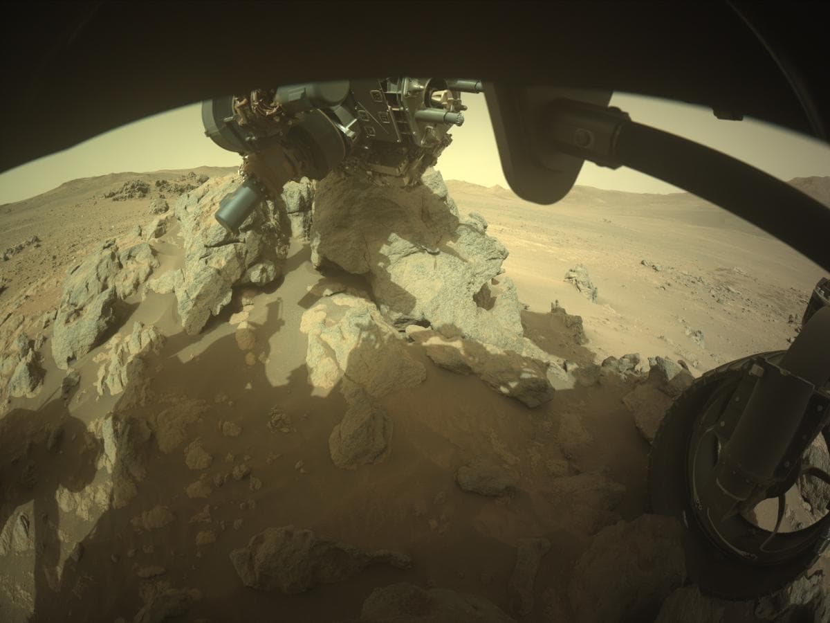 Foto de Marte da câmera FRONT_HAZCAM_RIGHT_A