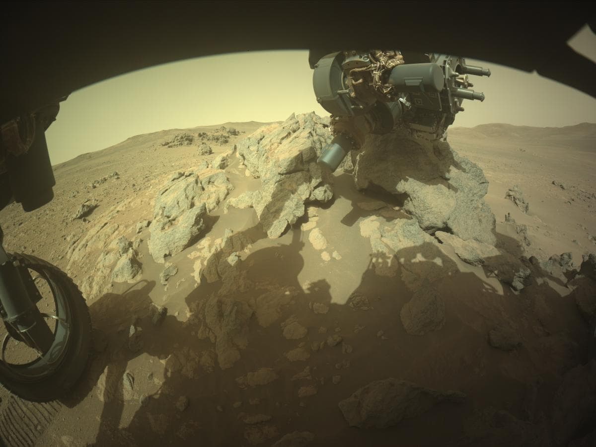 Foto de Marte da câmera FRONT_HAZCAM_LEFT_A