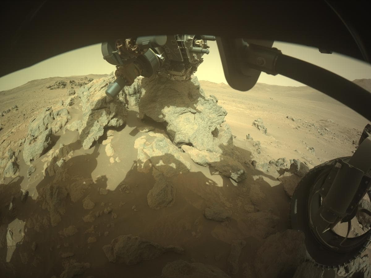 Foto de Marte da câmera FRONT_HAZCAM_RIGHT_A