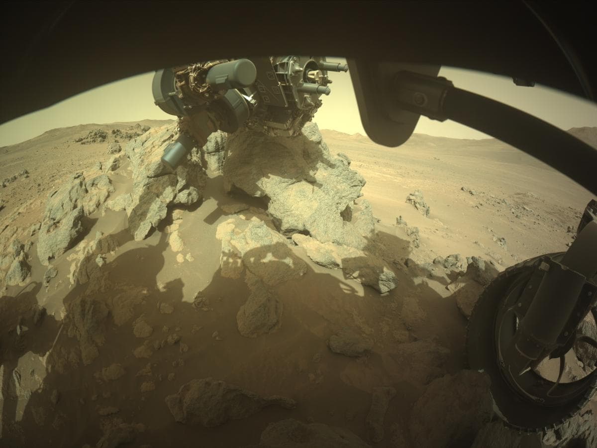Foto de Marte da câmera FRONT_HAZCAM_RIGHT_A