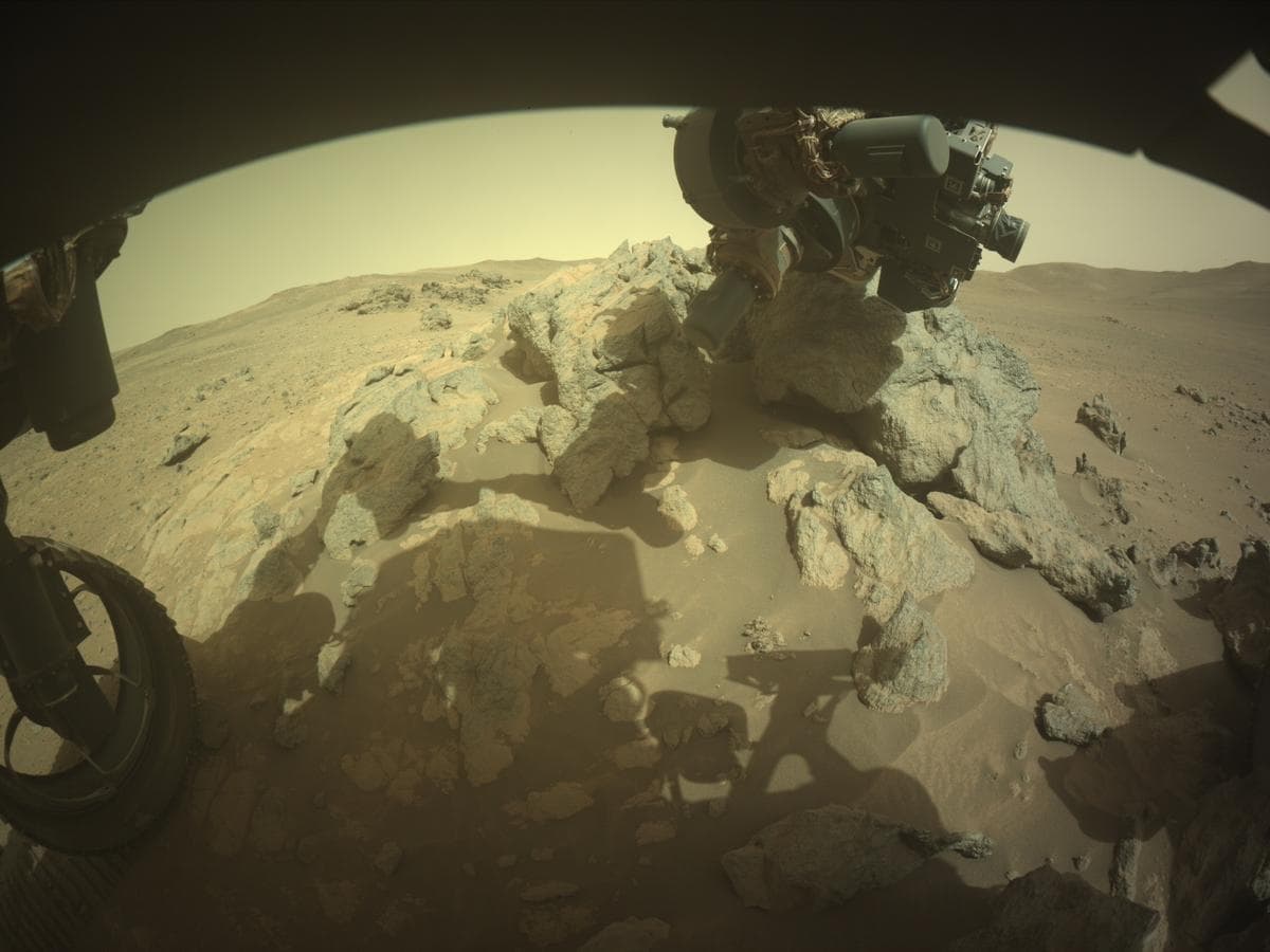 Foto de Marte da câmera FRONT_HAZCAM_LEFT_A