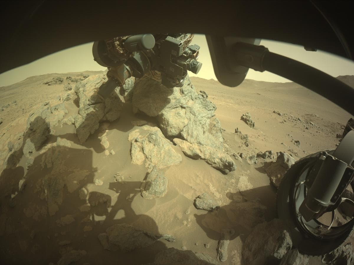 Foto de Marte da câmera FRONT_HAZCAM_RIGHT_A