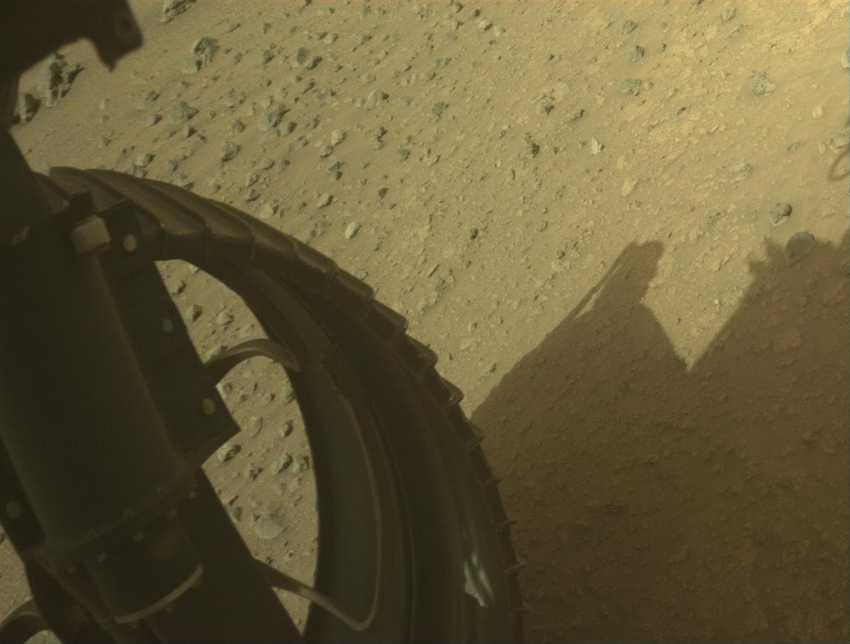 Foto de Marte da câmera FRONT_HAZCAM_LEFT_A