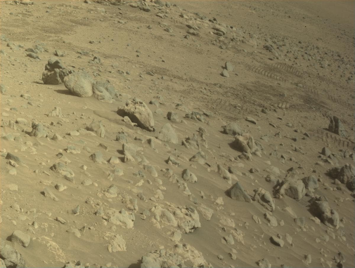 Foto de Marte da câmera FRONT_HAZCAM_LEFT_A