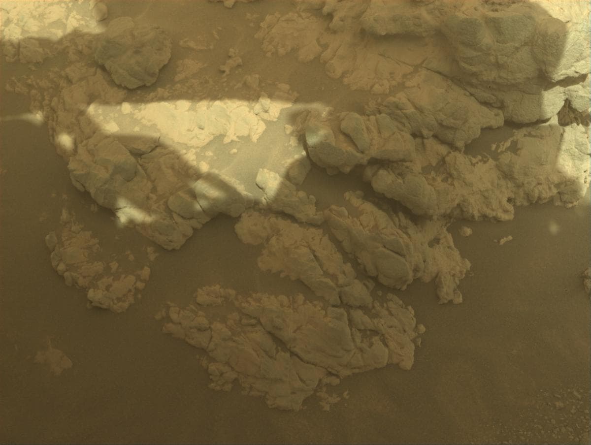 Foto de Marte da câmera FRONT_HAZCAM_RIGHT_A