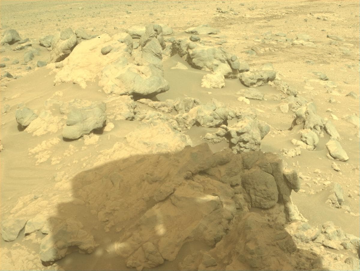 Foto de Marte da câmera FRONT_HAZCAM_RIGHT_A